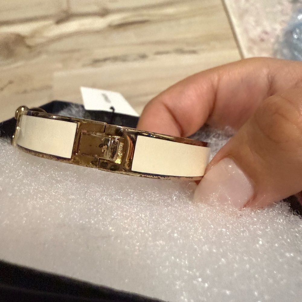 COACH SIGNATURE C BANGLE gold and cream bracelet - Picture 9 of 10